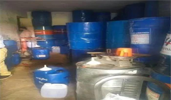 केरल पुलिस ने 5000 लीटर स्प्रिट जब्त किए केरल पुलिस ने 5000 लीटर स्प्रिट जब्त किए