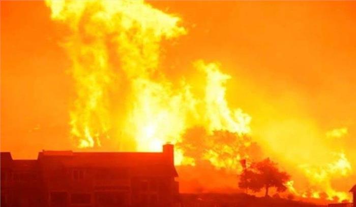 दिल्ली में जूता कारखाना में भीषण आग लगी