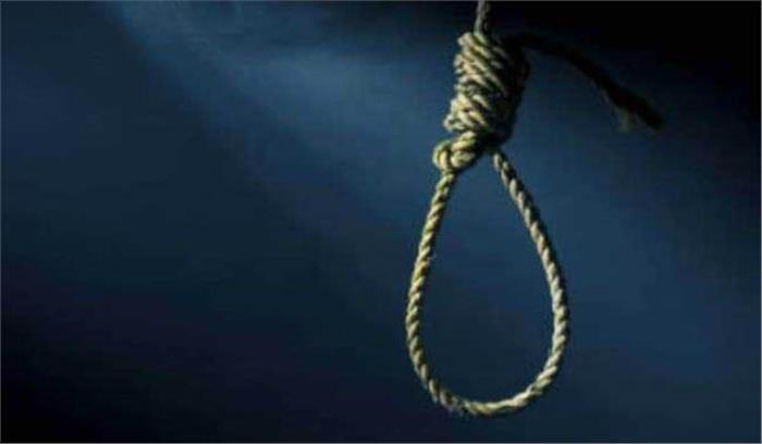 महिला ने गले में फंदा लगाकर आत्महत्या की