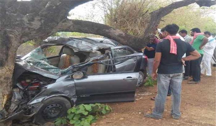 खंडवा में कार पेड़ से टकराई, 5 मरे