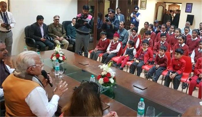 खट्टर हमले की शिकार स्कूल बस के विद्यार्थियों से मिले