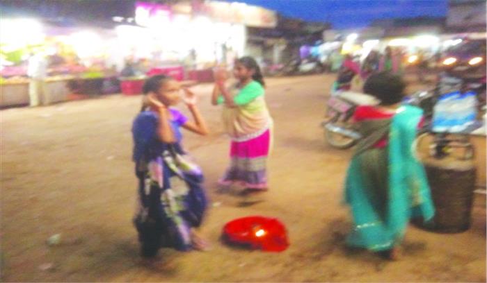 खरोरा क्षेत्र में सुआ नृत्य की धूम खरोरा क्षेत्र में सुआ नृत्य की धूम