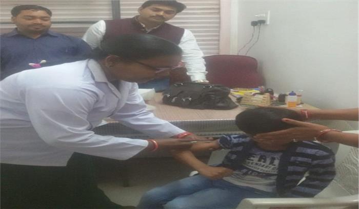 बच्चों का रूबेला खसरा का टीका लगाया