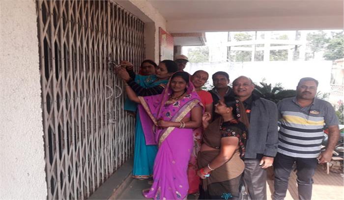 ठप्प पड़े विकास कार्यों के विरोध में नगर पंचायत में जड़ा ताला ठप्प पड़े विकास कार्यों के विरोध में नगर पंचायत में जड़ा ताला