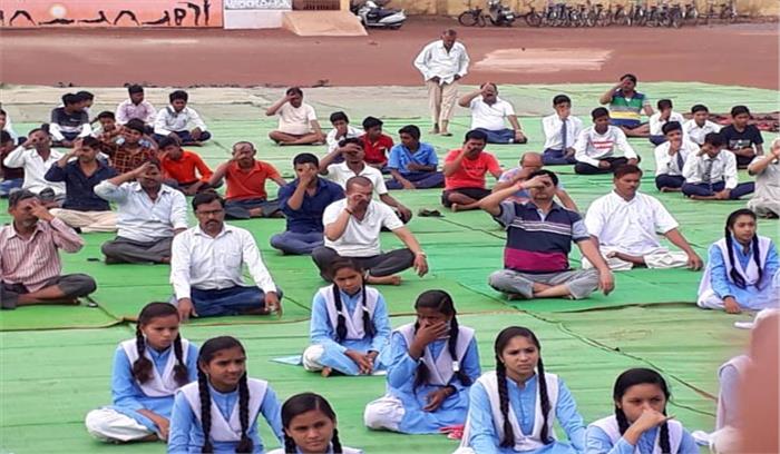 खरोरा : बच्चों ने योगाभ्यास में लिया हिस्सा