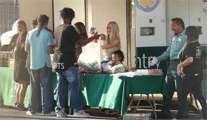 बेटी के साथ किम कार्दाशियां ने दिया बेघरों को भोजन