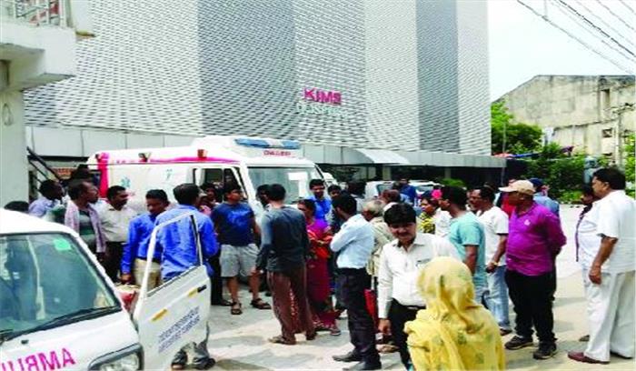 किम्स में छात्र की मौत, परिजनों का हंगामा