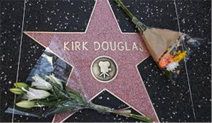 हॉलीवुड ने असाधारण व्यक्तित्व किर्क को दी श्रद्धांजलि