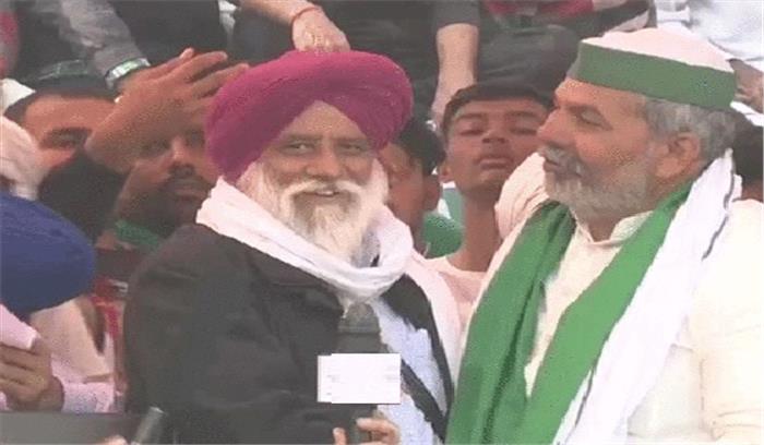 जब किसान महापंचायत का टूटा मंच और गिर पड़े राकेश टिकैत