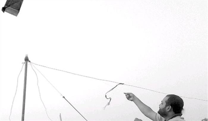 कम हो रहे पतंगबाजी के दौरान बिजली ट्रिपिंग के मामले, लेकिन जानलेवा है यह शगल