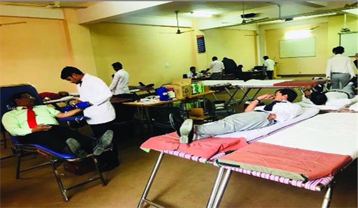 रक्तदान शिविर में छात्रों ने बढ़-चढ़ कर लिया हिस्सा रक्तदान शिविर में छात्रों ने बढ़-चढ़ कर लिया हिस्सा