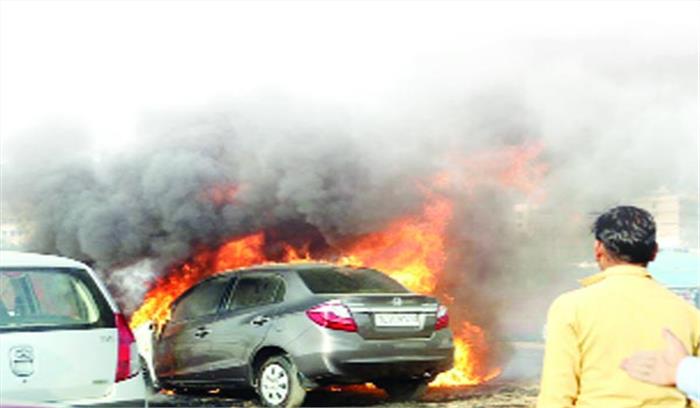 ऑटो एक्सपो की पार्किंग में खड़ी 4 कारों में अचानक लगी आग