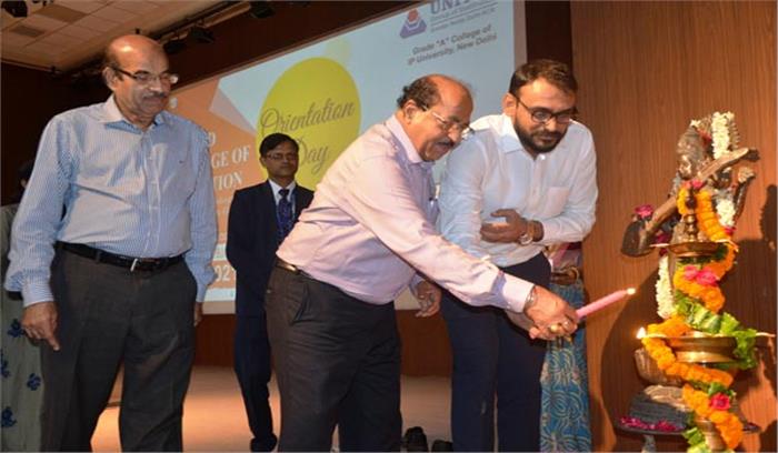 उन्मुखीकरण कार्यक्रम में छात्र प्रौद्योगिकी पर शिक्षा से हुए रुबरु उन्मुखीकरण कार्यक्रम में छात्र प्रौद्योगिकी पर शिक्षा से हुए रुबरु