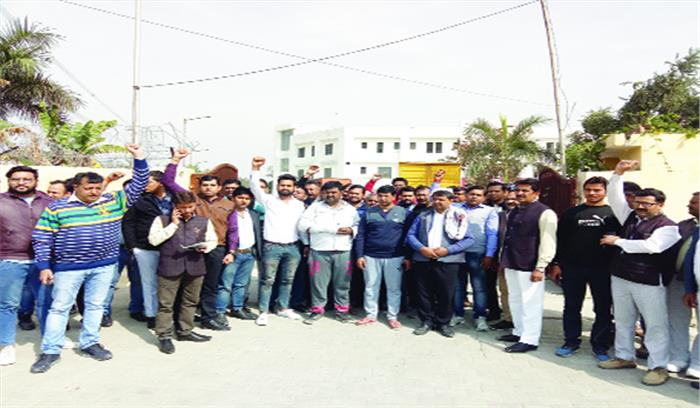 बाउंसरों की गिरफ्तारी को लेकर व्यापारियों ने किया थाने का घेराव