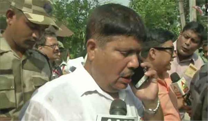 कोलकाता: वोट डालने जा रहे भाजपा उम्मीदवार अर्जुन सिंह पर हमला