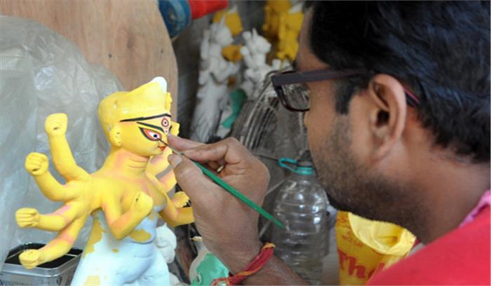कोलकाता : खरीदारों के इंतजार में दुर्गा की प्रतिमाएं हैं अपूर्ण