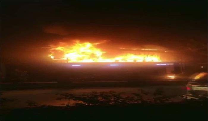 कोलकाता : मारुति सर्विस सेंटर में लगी आग से कई कारें जलकर खाक कोलकाता : मारुति सर्विस सेंटर में लगी आग से कई कारें जलकर खाक