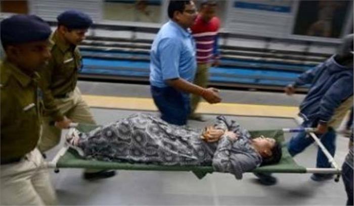 कोलकाता मेट्रो में आग, 16 यात्री घायल कोलकाता मेट्रो में आग, 16 यात्री घायल