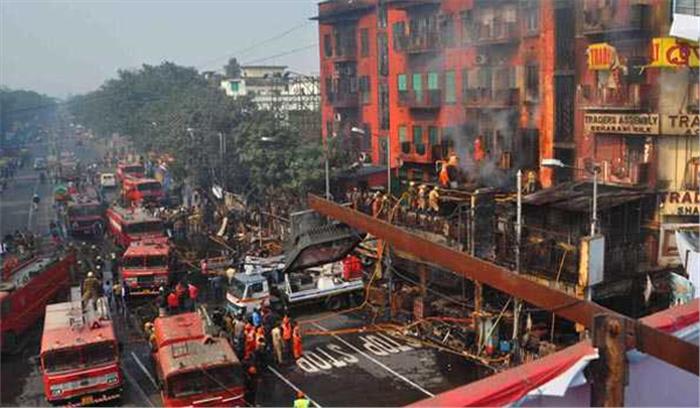 कोलकाता : बहुमंजिला इमारत में लगी भीषण आग, 16 दुकानें खाक कोलकाता : बहुमंजिला इमारत में लगी भीषण आग, 16 दुकानें खाक