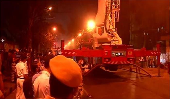 कोलकाता में पूर्वी रेलवे के कार्यालय में आग लगने से 9 लोगों की मौत, मौके पर पहुंचीं ममता कोलकाता में पूर्वी रेलवे के कार्यालय में आग लगने से 9 लोगों की मौत, मौके पर पहुंचीं ममता