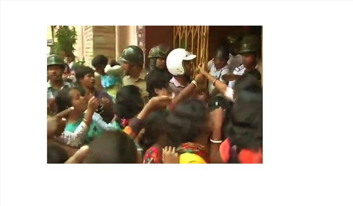 कोलकाता: नाबालिग से छेड़छाड़ के आरोप में शिक्षक गिरफ्तार कोलकाता: नाबालिग से छेड़छाड़ के आरोप में शिक्षक गिरफ्तार