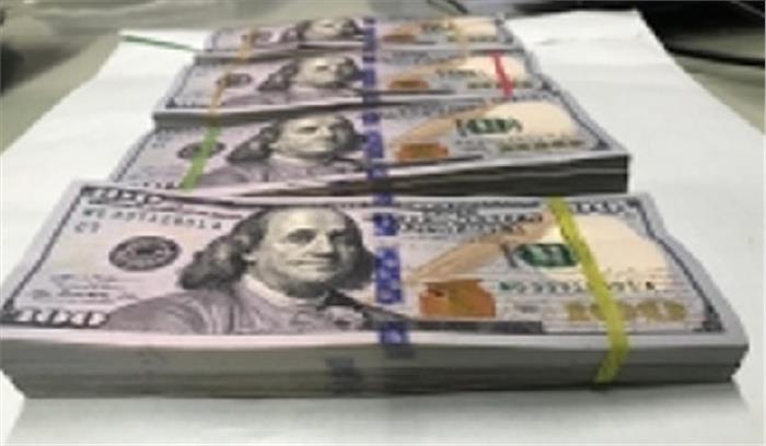 कोलकाता हवाईअड्डे पर 80000 डॉलर जब्त, 3 गिरफ्तार