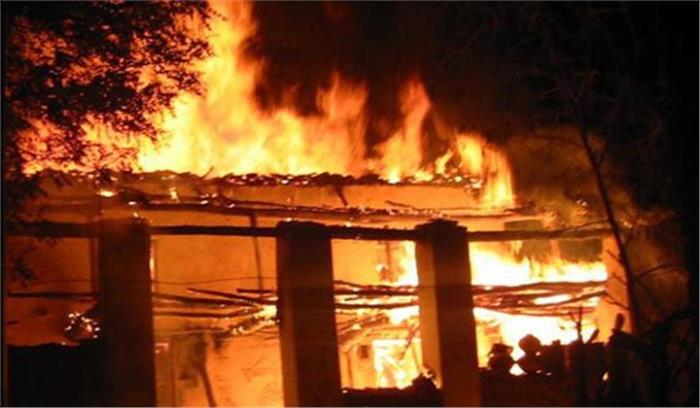 कोलकाता में प्लास्टिक कारखाने में लगी आग