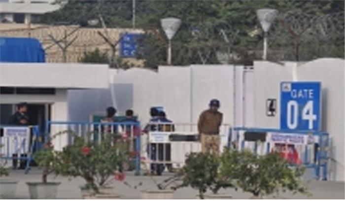 कांग्रेस कार्यकर्ताओं ने मोदी को दिखाए काले झंडे