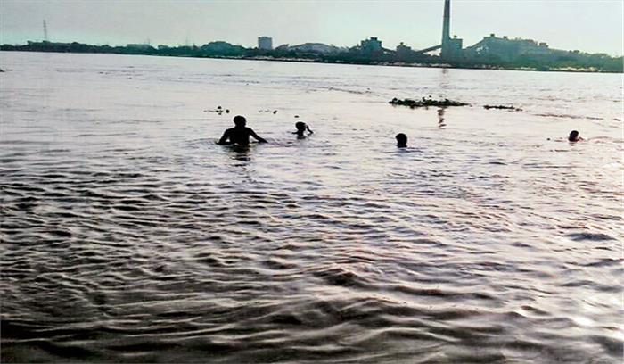 बंगाल में मूर्ति विसर्जन के दौरान तीन बच्चे डूबे, एक युवक लापता