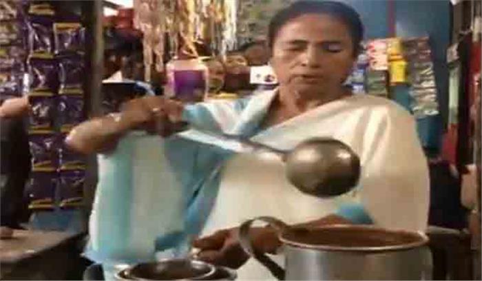 आम लोगों के लिए चाय बनाती दिखीं ममता बनर्जी