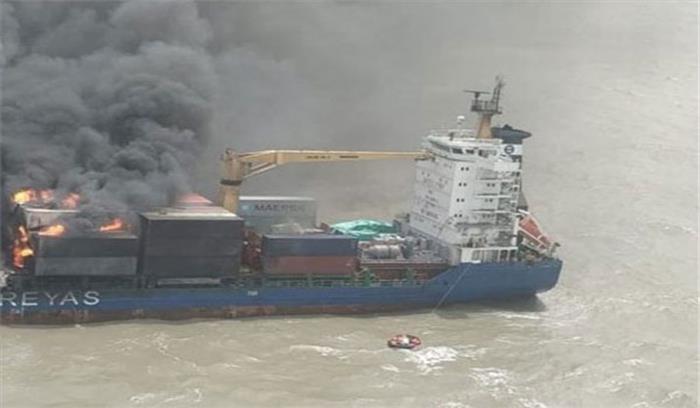 कोलकाता : नौसेना के जहाज में लगी आग हेलीकॉप्टर से बुझाई गई