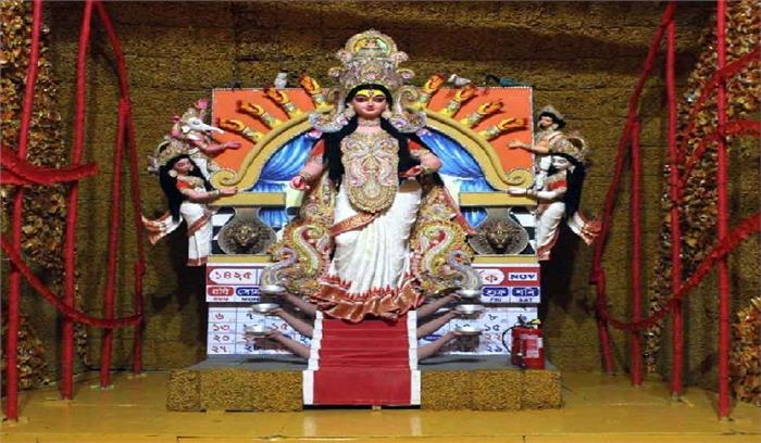 अद्भुत माँ दुर्गा का पंडाल सजा 4000 किलो हल्दी से