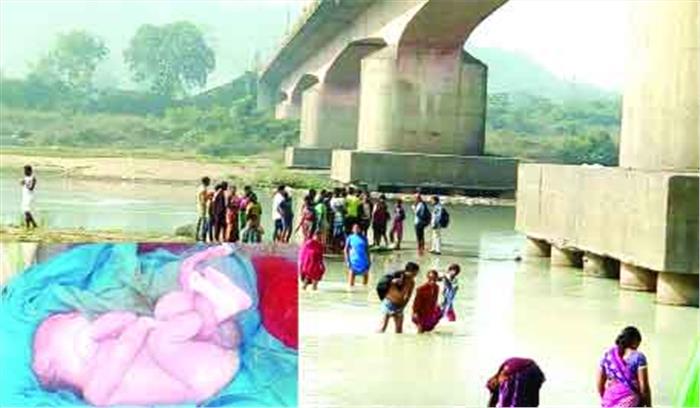 सर्वमंगला पुल से नदी में फेंका नवजात को सर्वमंगला पुल से नदी में फेंका नवजात को