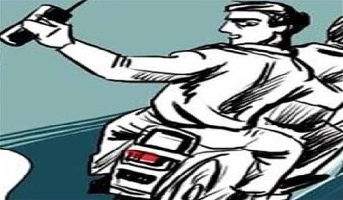 मोटरसाइकिल सवार बदमाशों ने महिला से लूटे 80 हजार