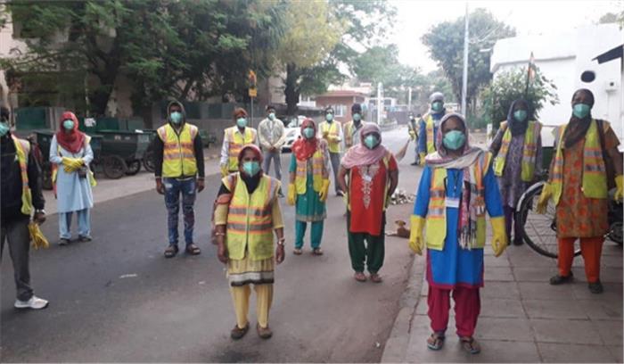 कोविड-19 : दिल्ली के लुटियंस जोन में एनडीएमसी स्वच्छता अभियान