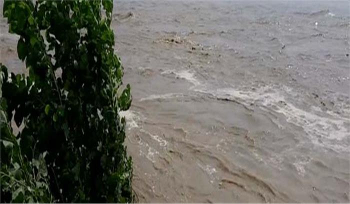 कान्हा की नगरी में यमुना उफान पर कान्हा की नगरी में यमुना उफान पर