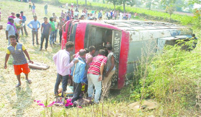 बस पलटने से एक यात्री की मौत, 21 घायल