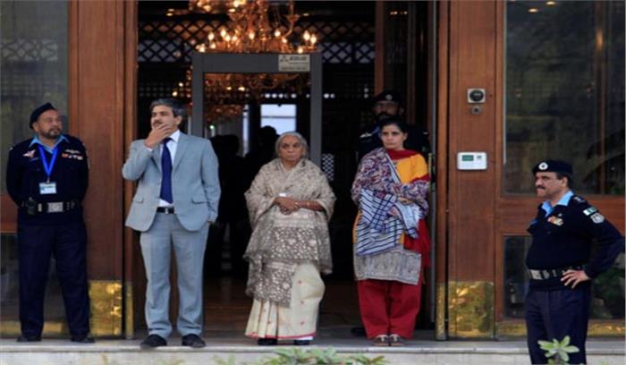 पाकिस्तान ने कहा सुरक्षा कारणों से जप्त किए गए थे जाधव की पत्नी के जूते