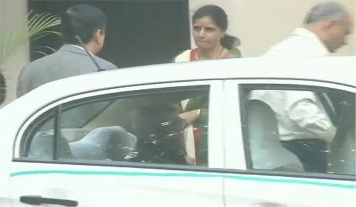 कुलभूषण जाधव की मां व पत्नी सुषमा स्वराज से मिलीं कुलभूषण जाधव की मां व पत्नी सुषमा स्वराज से मिलीं