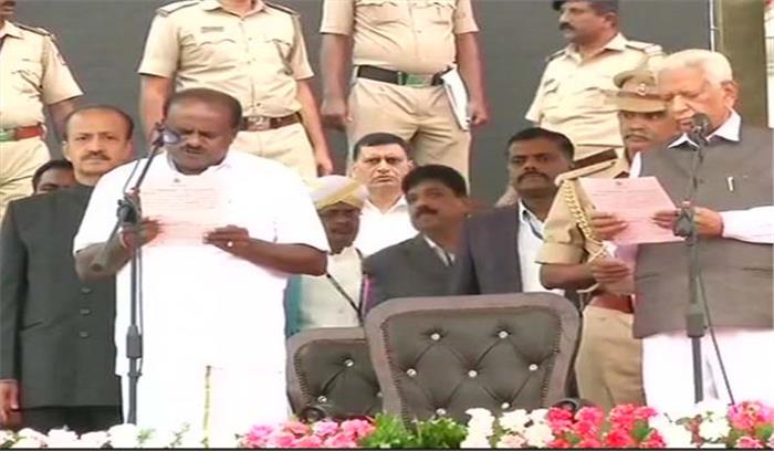 कुमारस्वामी ने मुख्यमंत्री पद की शपथ ली