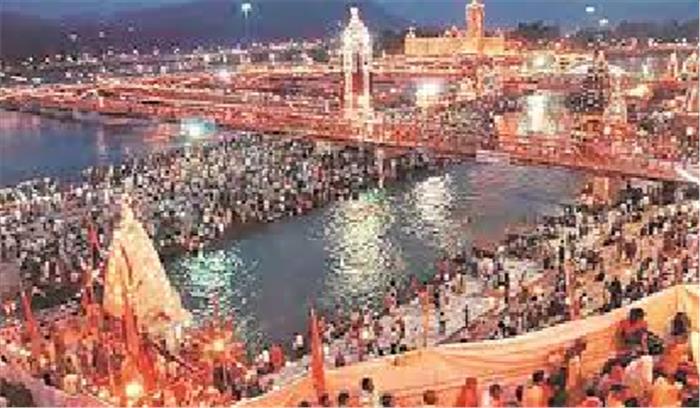 कुंभ में महिलाओं को वाटरप्रूफ साड़ी वितरित