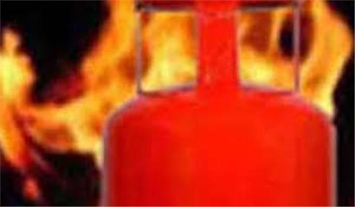 कुशीनगर में गैस सिलेंडर में लगी आग, तीन लोग झुलसे