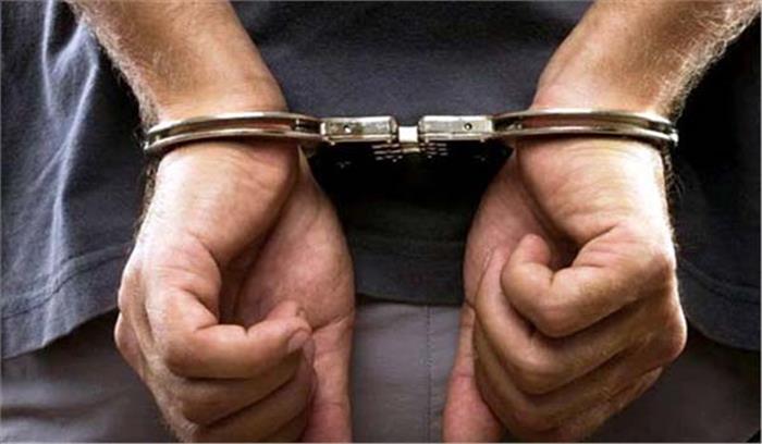 कुशीनगर में कार सवार तस्कर गिरफ्तार, 7 बोरे शराब बरामद कुशीनगर में कार सवार तस्कर गिरफ्तार, 7 बोरे शराब बरामद