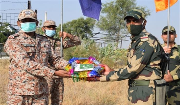 कच्छ सीमा पर भारत पाक रेंजर्स ने दिवाली पर एक-दूसरे को खिलाई मिठाई