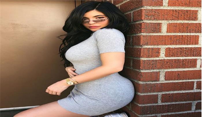 बेटी के जन्म के तीन माह बाद वापस पुरानी फिगर में लौट आई हैं काइली जेनर