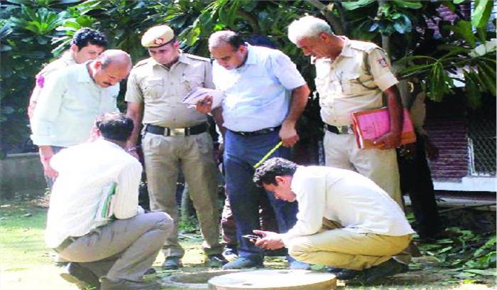 सफाई कर्मचारी की मौत, तीन की हालत गंभीर