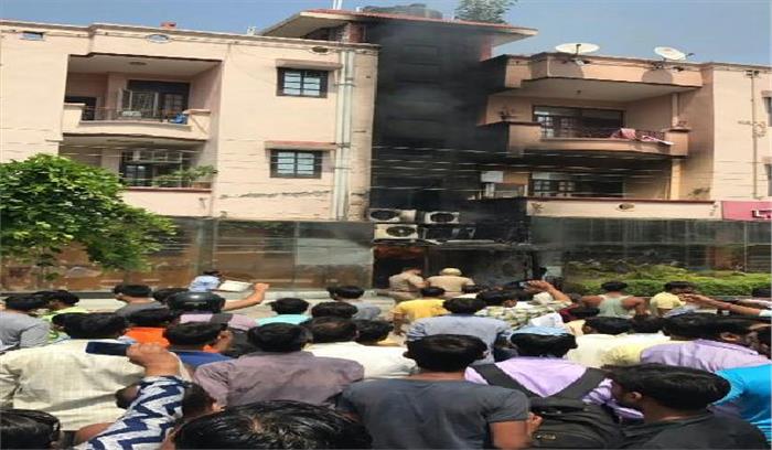 इमारत में गैस लीक होने लगी आग