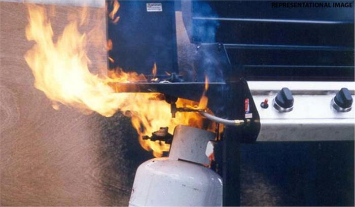 एलपीजी लीक के कारण लगी आग, 15 घायल एलपीजी लीक के कारण लगी आग, 15 घायल