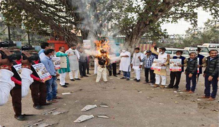 रसोई गैस मूल्य वृद्धि, कांग्रेस ने किया पेट्रोलियम मंत्री का पुतला दहन