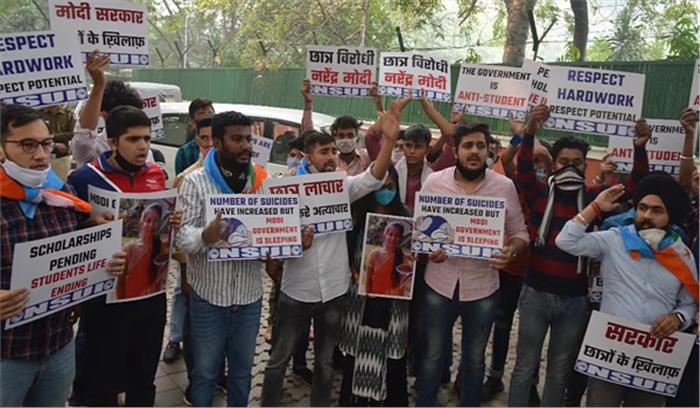 एलएसआर कॉलेज की छात्रा को न्याय दिलाने के लिए एनएसयूआई का प्रदर्शन एलएसआर कॉलेज की छात्रा को न्याय दिलाने के लिए एनएसयूआई का प्रदर्शन